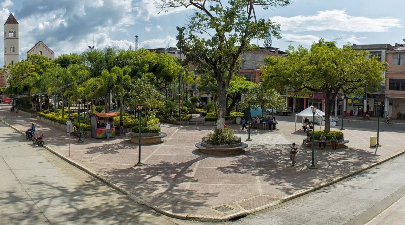 #CHONE | OBREROS MUNICIPALES REALIZAN DIARIAMENTE LA LIMPIEZA DE LA PLAZA SUCRE DEL CANTÓN
